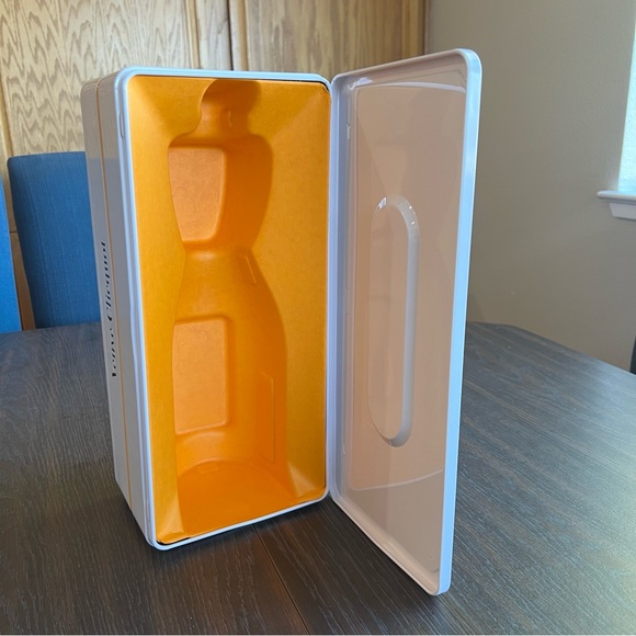 Veuve Clicquot Metal Cassette Collectible Box - Picture 4 of 4